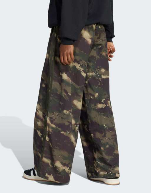 adidas Originals Camouflage adilenium Trainingshose in Night Cargo / Aurora Coffee, 4 von 5