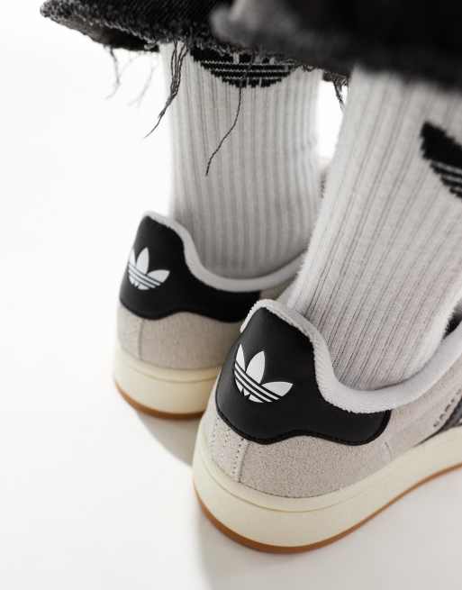 adidas Originals Campus Sneaker im Stil der 00er Jahre in WeiB und Schwarz