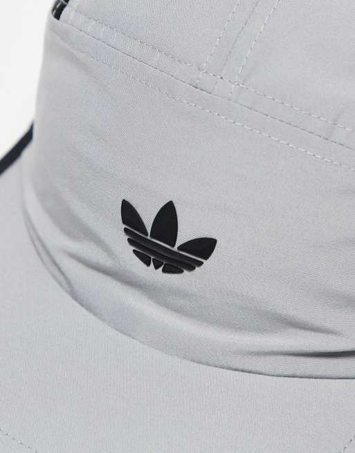 adidas Originals Cappellino grigio con dettagli a rete ASOS