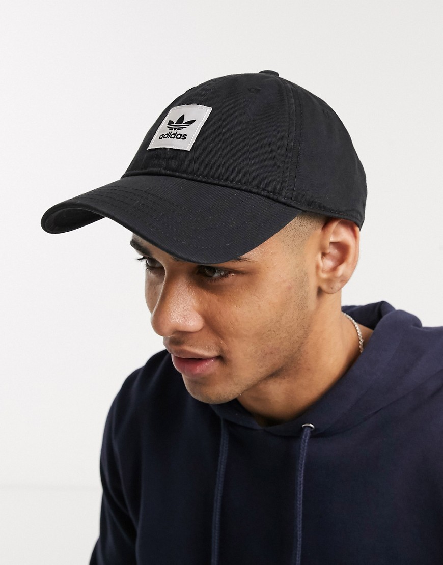 adidas Originals - Cappello con visiera e logo piccolo nero slavato