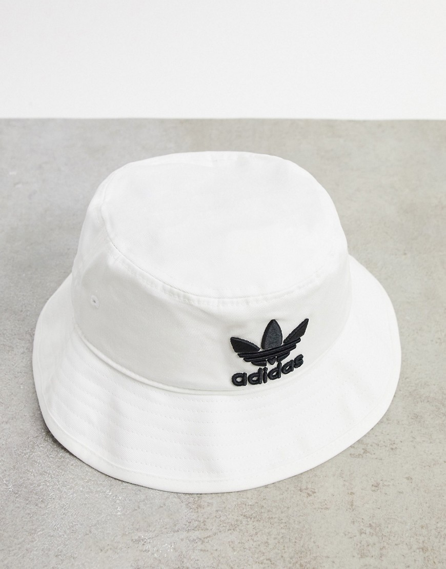 adidas Originals - Cappello da pescatore bianco con logo a trifoglio