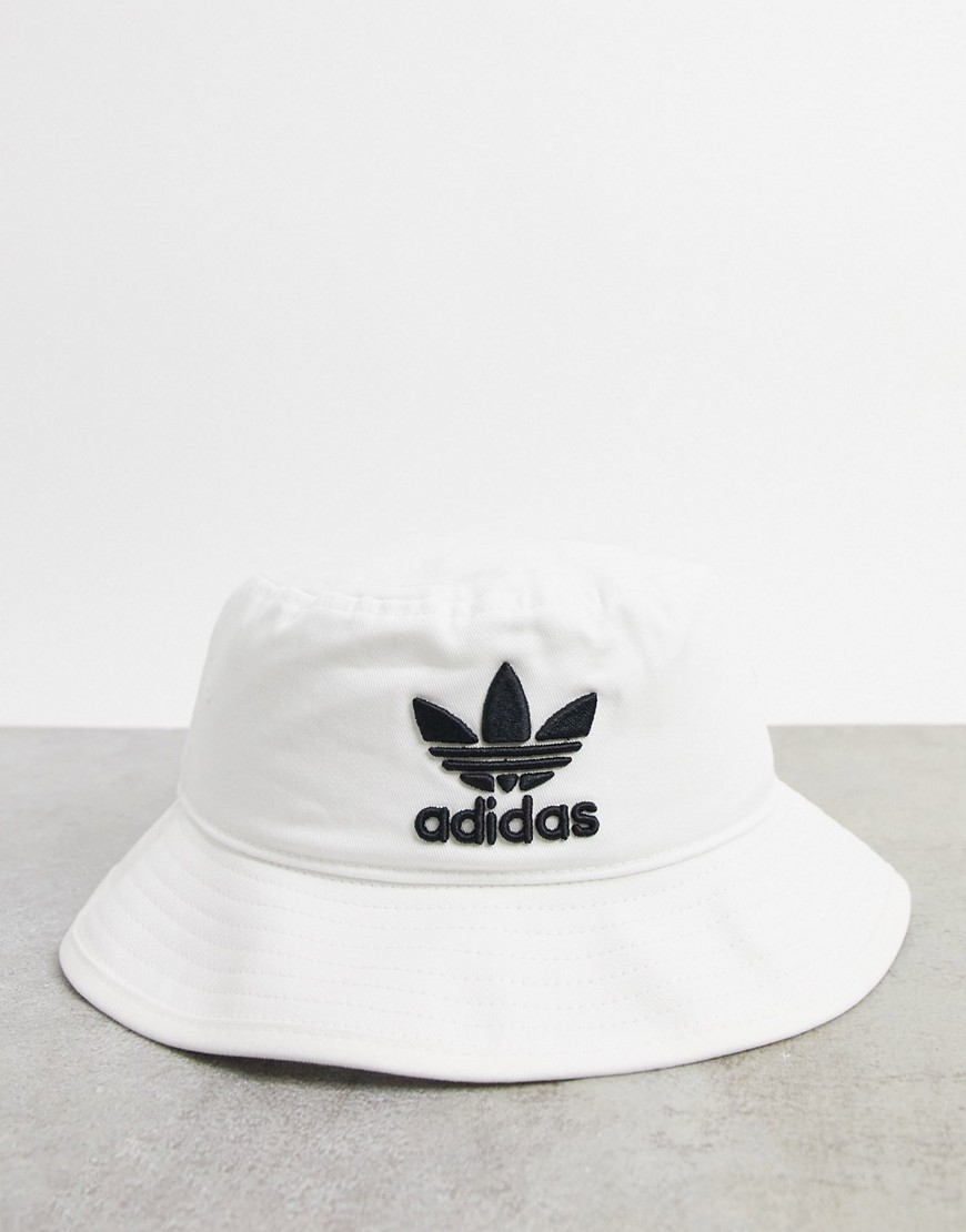 adidas Originals - Cappello da pescatore con trifoglio bianco