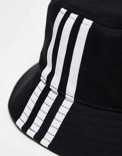 Cappello adidas nero con hotsell strisce bianche