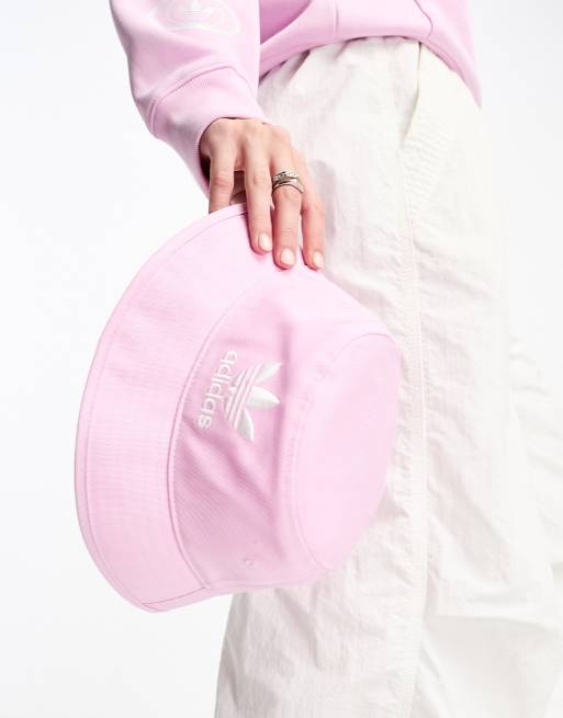 adidas Originals Cappello da pescatore rosa confetto con trifoglio ASOS