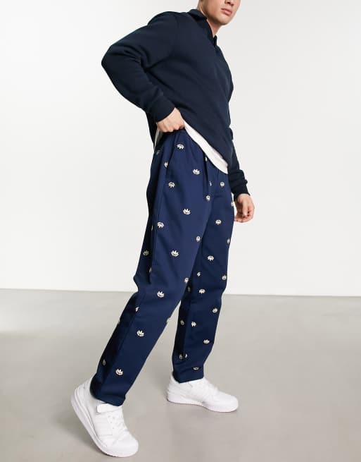 adidas Originals - Chino met collegestijl monogram in marineblauw