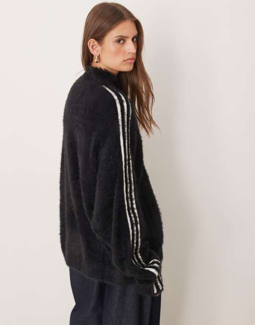 adidas Originals – Classic – Flauschiges Trainingsoberteil in Schwarz und Wollweiß, 2 von 4