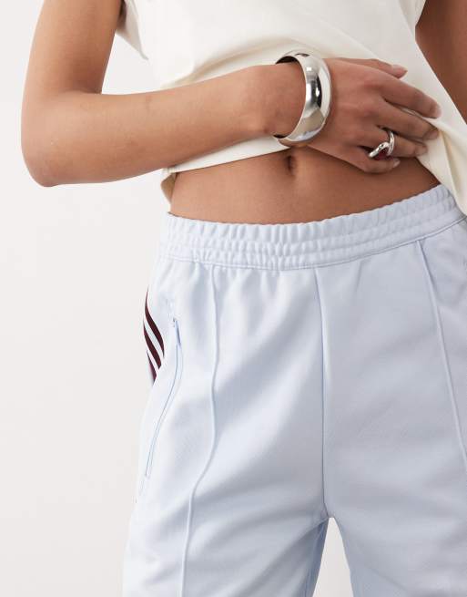 adidas Originals – Classic – Trainingshose in Hellblau und Burgunderrot, 5 von 5