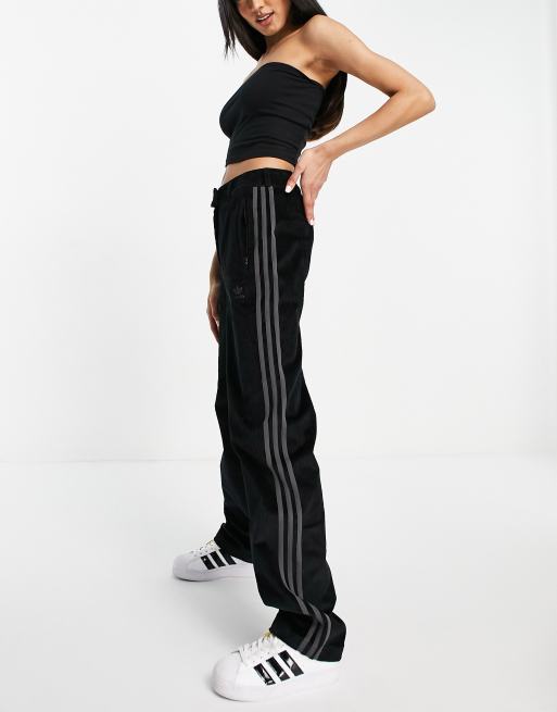 adidas Originals Comfy Cords Pantaloni da abito in velluto a coste con fondo ampio e vita alta neri