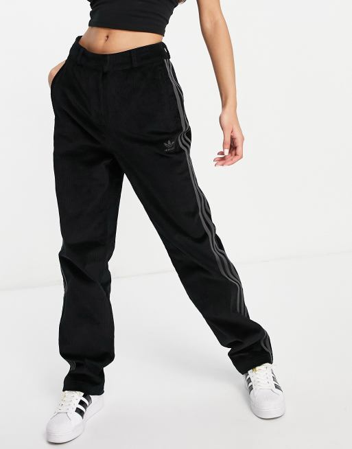 adidas Originals Comfy Cords Pantaloni da abito in velluto a coste con fondo ampio e vita alta neri