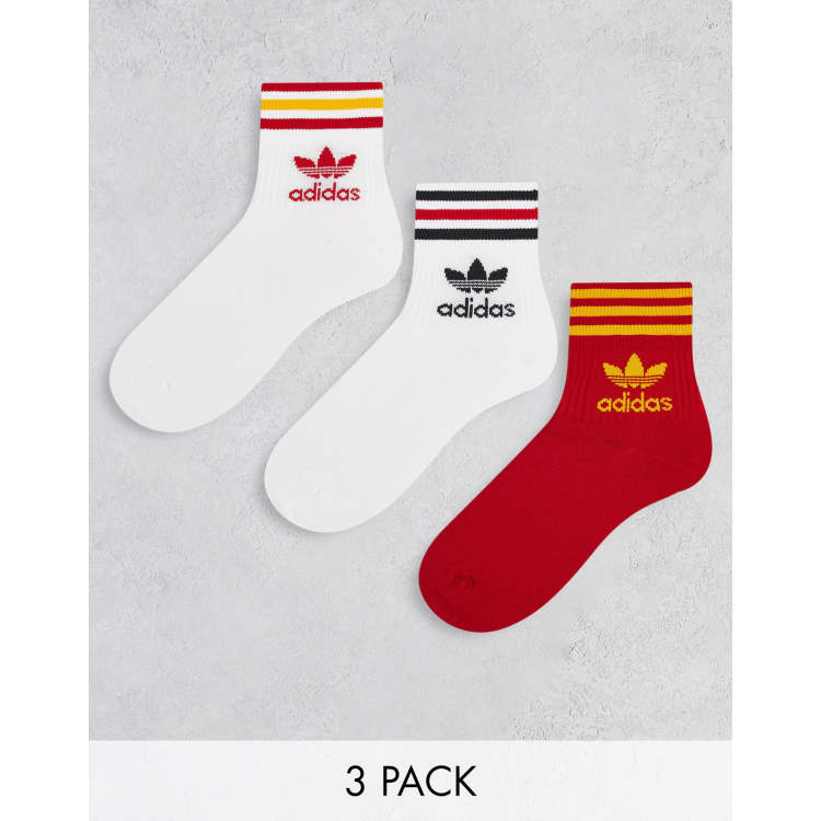 adidas Originals Confezione da 3 paia di calzini medi bianchi e rossi con 3 strisce multicolore