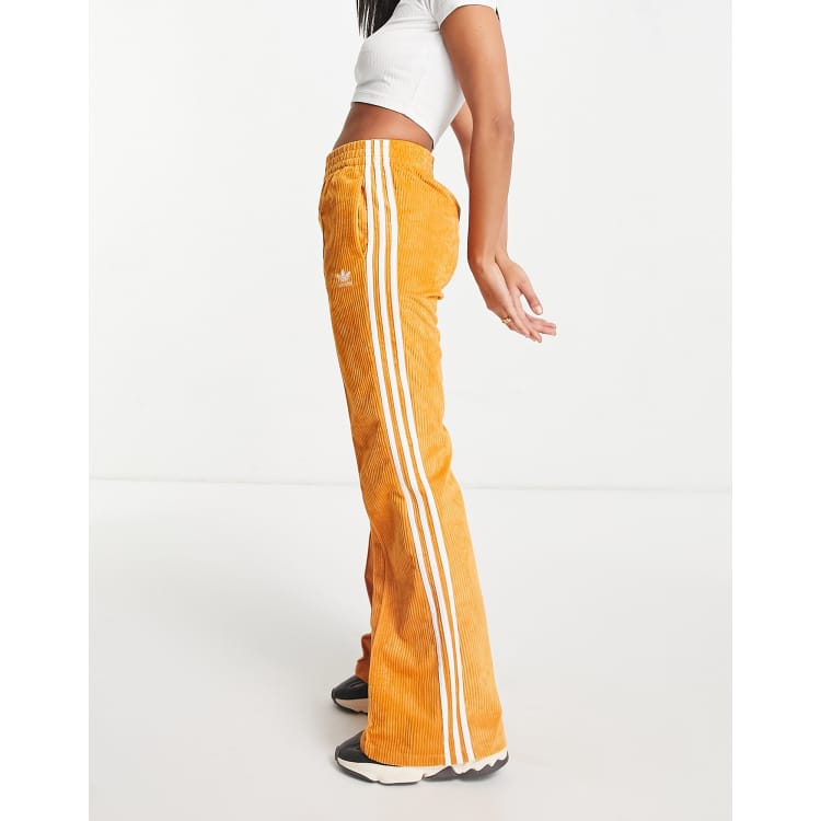 adidas Originals - Corduroy flare-broek met 3-Stripes in oranje | ASOS