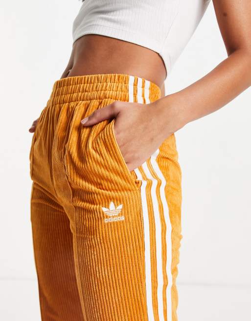 adidas Originals Corduroy flare broek met 3 Stripes in oranje