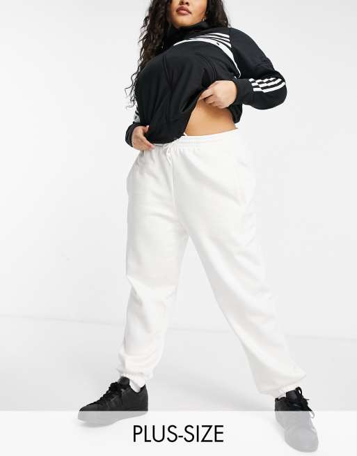 adidas Originals – ‚Cosy Comfort‘ Plus – Oversize-Jogginghose mit Bündchen in gebrochenem Weiß