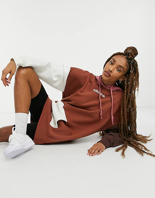 adidas Originals – Cosy Comfort – Polarowa sukienka oversize z kapturem i wzorem z blokami kolorów