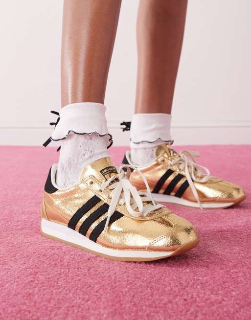 adidas Originals Country OG Sneaker in Metallic Gold und Schwarz