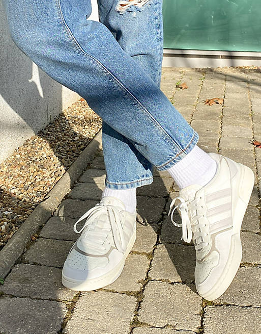 Refit Court | Farbton Sneaker weißem Originals adidas – – ASOS in
