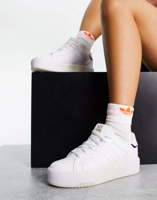 adidas Originals - Court Tourino - Sneakers i hvid med detaljer i ferskenfarve