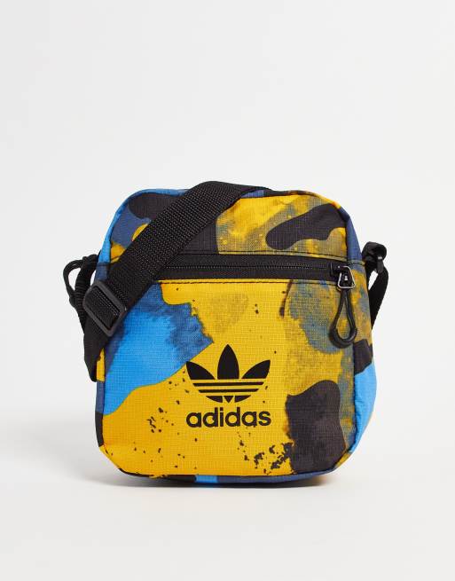 adidas Originals - Crossbody tas met grafisch logo en camouflageprint in blauw