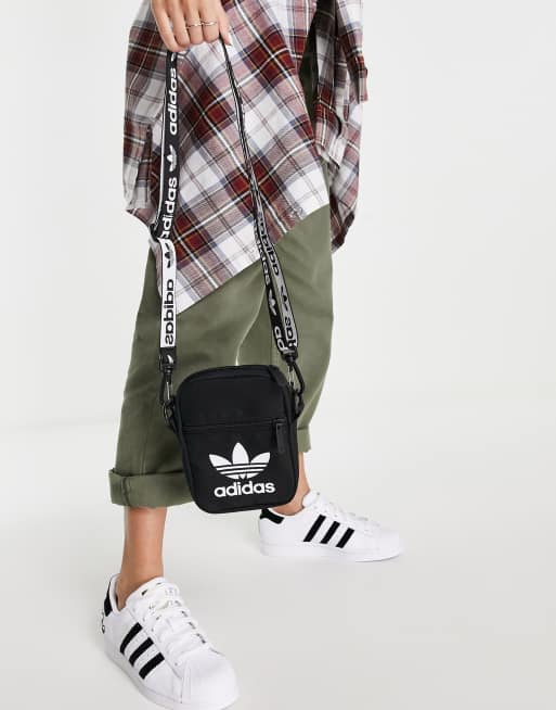 Faial tolerantie Oceanië adidas Originals - Crossbody tasje met trefoil logo | ASOS