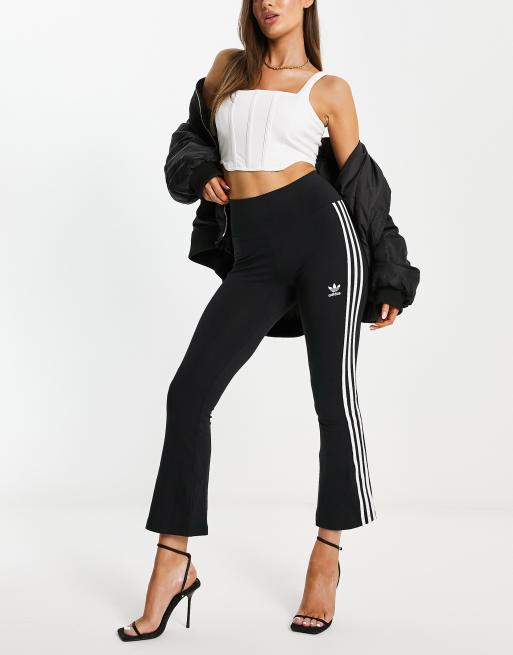 adidas Originals – Czarne legginsy dzwony o krótszym fasonie z trzema paskami