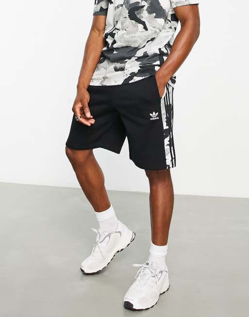 adidas Originals – Czarne szorty z 3 paskami we wzór camo i logo Trefoil
