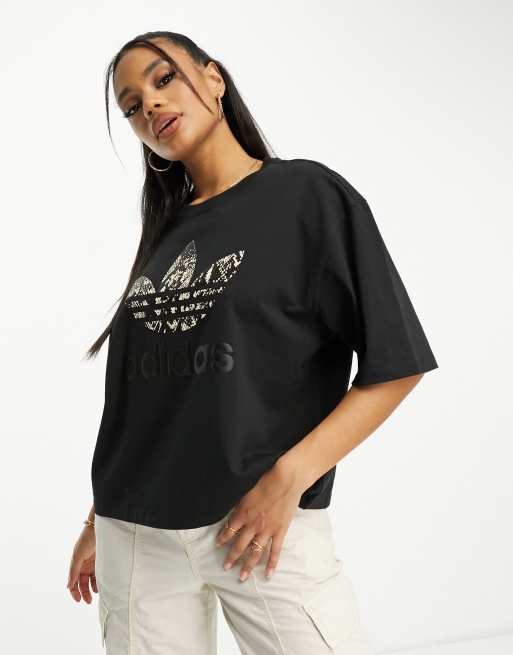 adidas Originals – Czarny T-shirt z dużym logo w wężowy wzór
