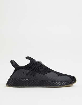 black deerupt trainers