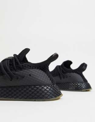 black deerupt trainers