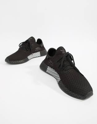 black deerupt trainers