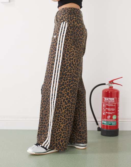 adidas Originals – Denim-Jeans mit weitem Bein und Leopardenmuster , 2 von 5