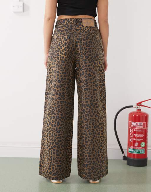 adidas Originals – Denim-Jeans mit weitem Bein und Leopardenmuster , 3 von 5