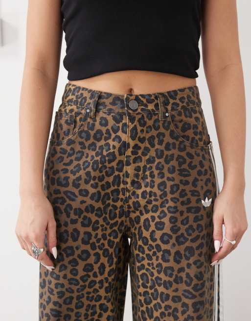 adidas Originals – Denim-Jeans mit weitem Bein und Leopardenmuster , 4 von 5