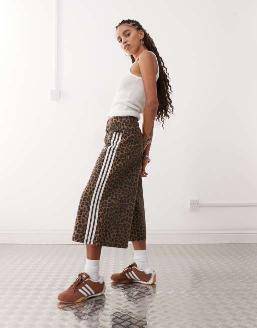 adidas Originals - Bermuda en jean à imprimé léopard