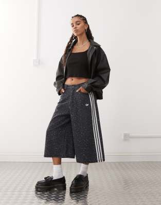 adidas Originals - Denim-Jorts in Schwarz mit Leopardenmuster-Bunt