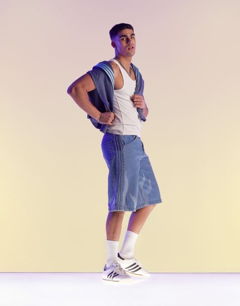 adidas Originals - Denim short met vlammenprint in lichtblauwe wassing - view 1