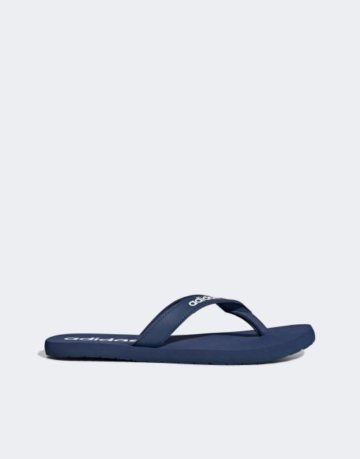 adidas Originals – Eezay – Zehenstegsandalen in Blau