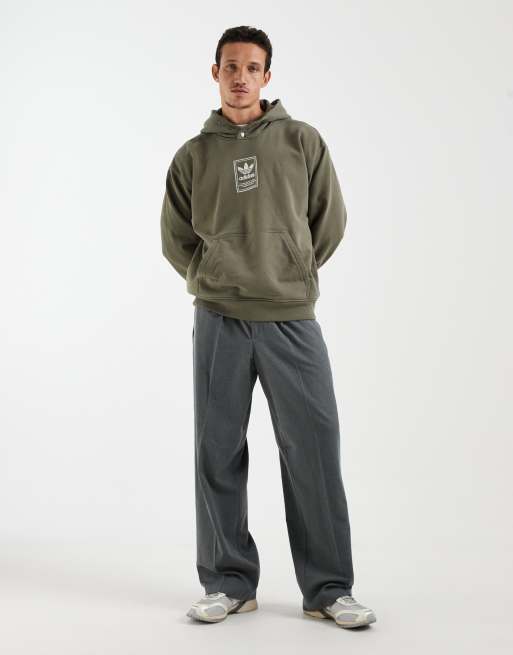 adidas Originals – Elevated gfx – Kapuzenpullover in Olive Strata, 2 von 5