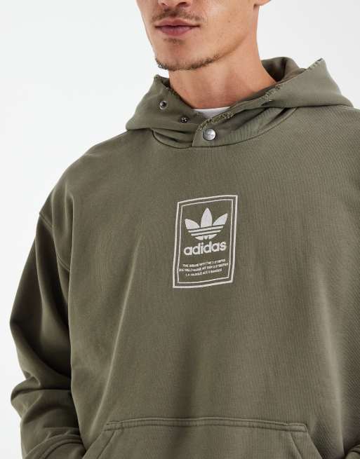 adidas Originals – Elevated gfx – Kapuzenpullover in Olive Strata, 3 von 5