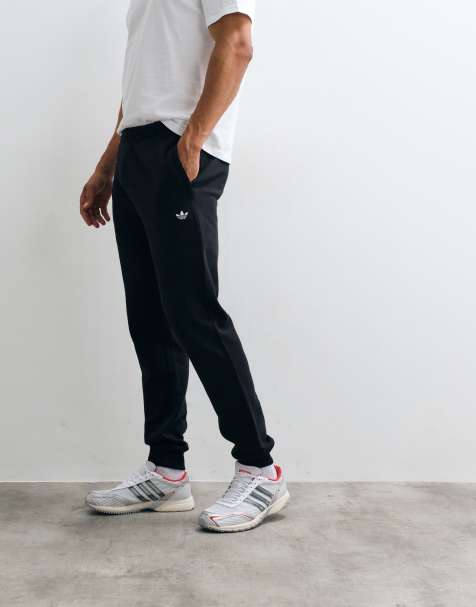 adidas Originals Essential Jogger mit Bündchen in Schwarz - view 1