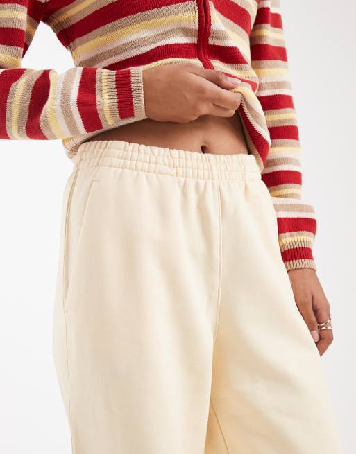 adidas Originals Essential Jogger mit weitem Bein in Buttergelb, 5 von 5