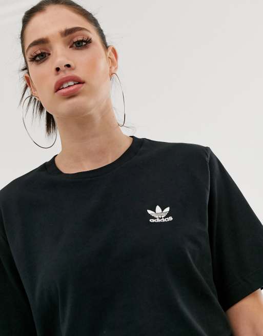 Adidas small outlet logo t shirt