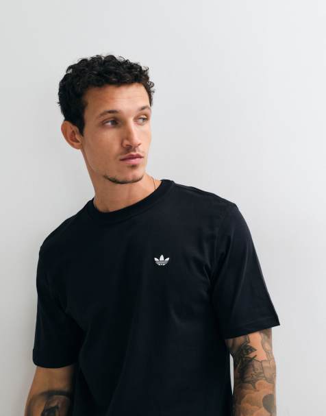 adidas Originals essential regular-fit T-shirt in zwart - view 1