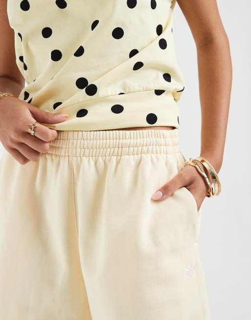 adidas Originals Essential-Shorts in Butter Yellow, 5 von 5