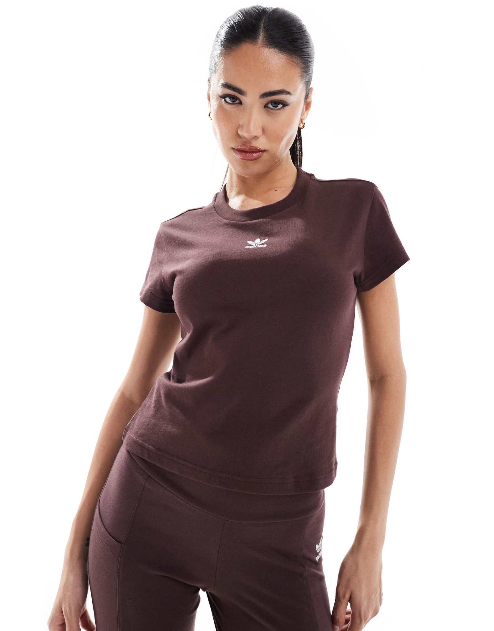 Футболка adidas Originals essential slim fit коричневого цвета