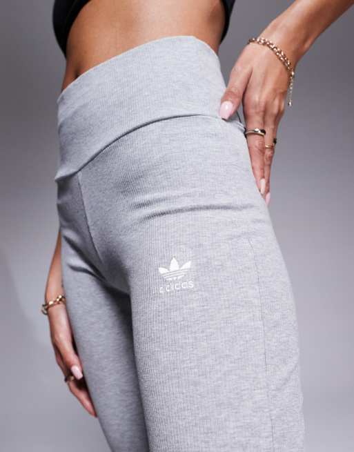 adidas Originals Essentials Ausgestellte Leggings in Grau ASOS