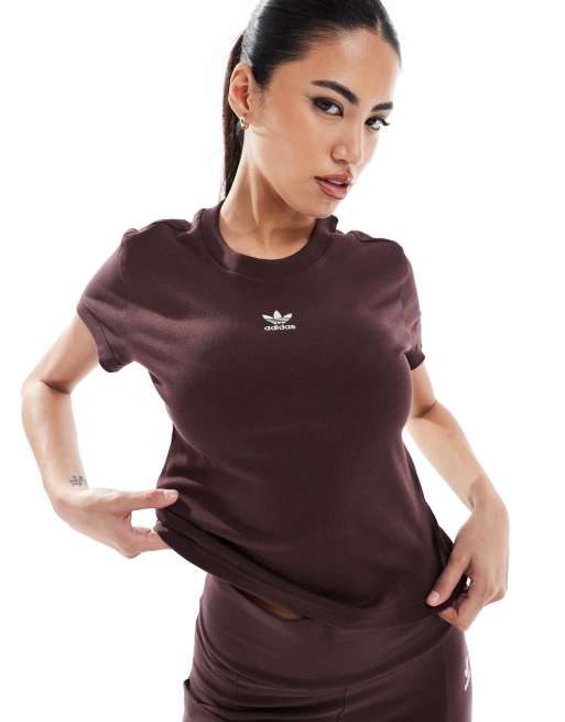 adidas Originals – Essentials – Brązowy T-shirt o przylegającym fasonie
