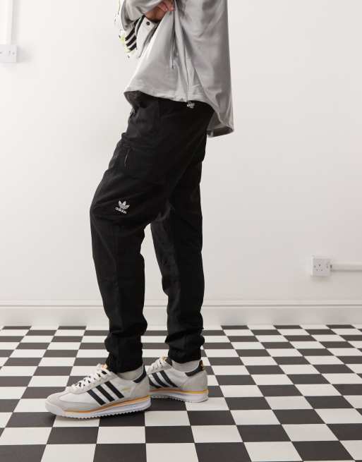 adidas Originals – Essentials – Czarne spodnie bojówki z tkaniny z logo Trefoil