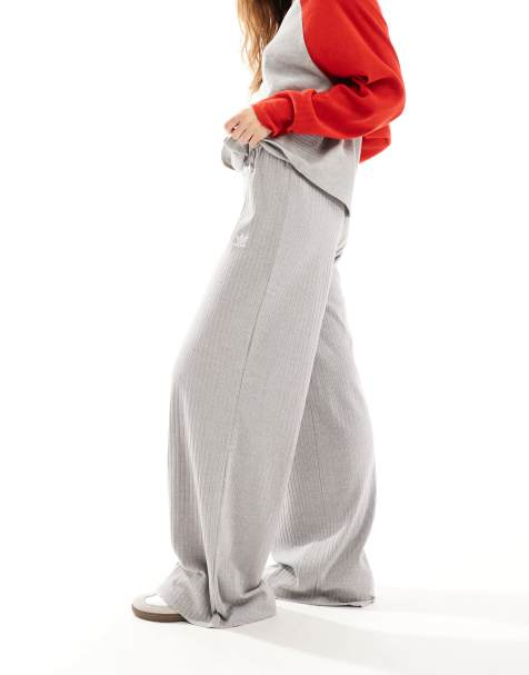 adidas Originals – Essentials – Gerippte Trainingshose in Grau mit weitem Bein - view 1