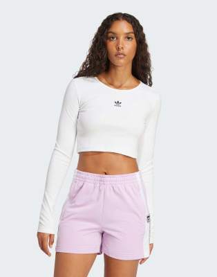 adidas Originals - Essentials - Geripptes, langärmliges Cropped Shirt in Weiß