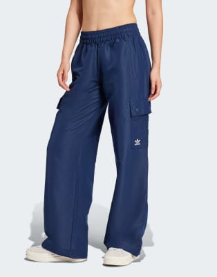 adidas Originals - Essentials - Gewebte Cargohose in dunklem Indigoblau